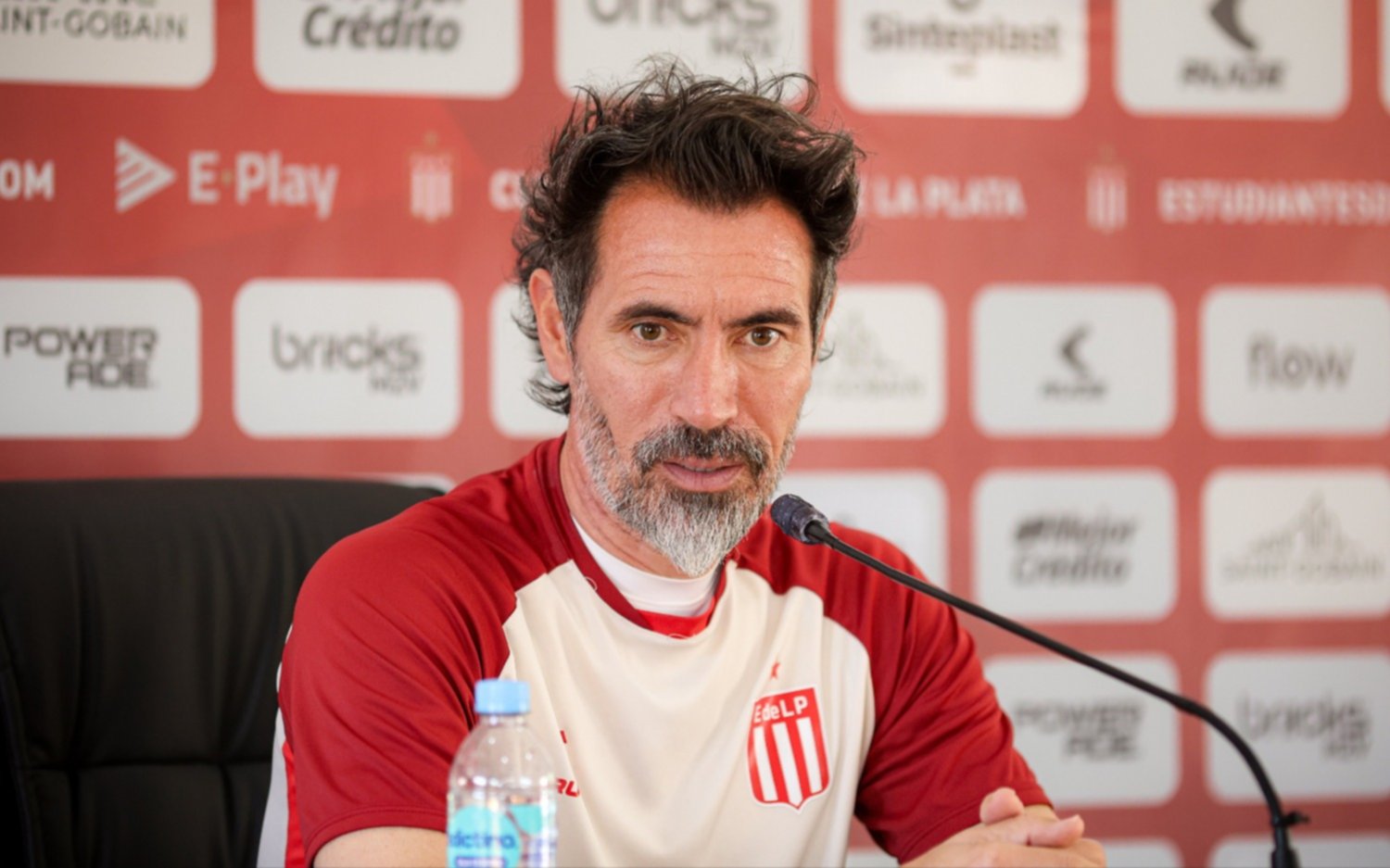 Eduardo Domínguez, en la previa de visitar a U. de Chile por la Copa Libertadores: "Nos molesta y fastidia vernos así"