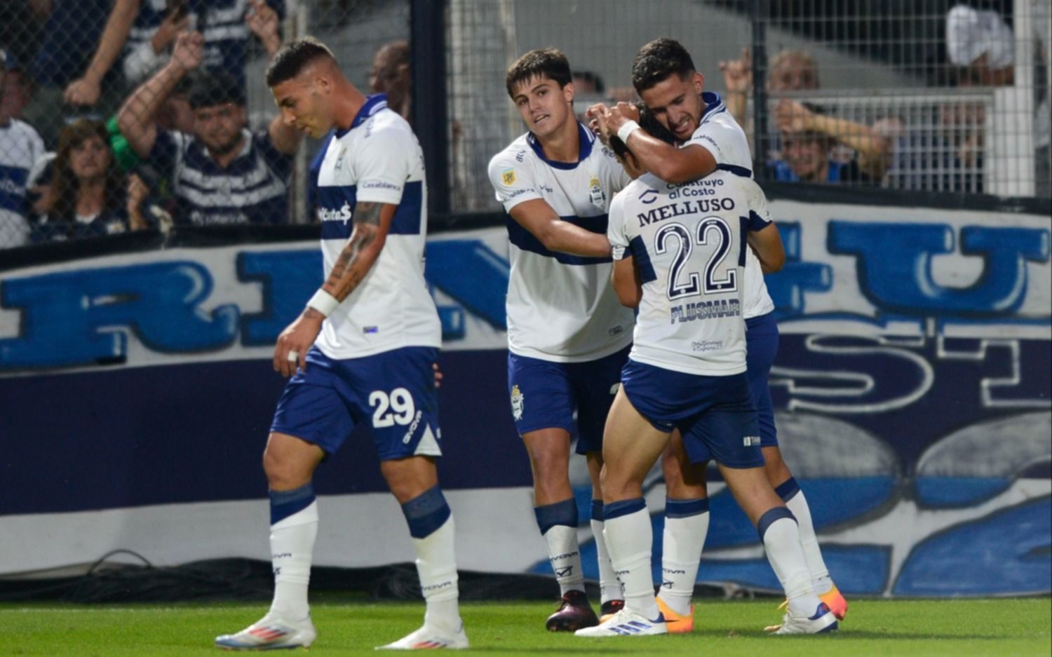 Gimnasia vs Platense.- El Lobo, que convivió con los reproches de sus hinchas durante toda la tarde, sobre el final venció 1 a 0 al Calamar con gol de Garayalde