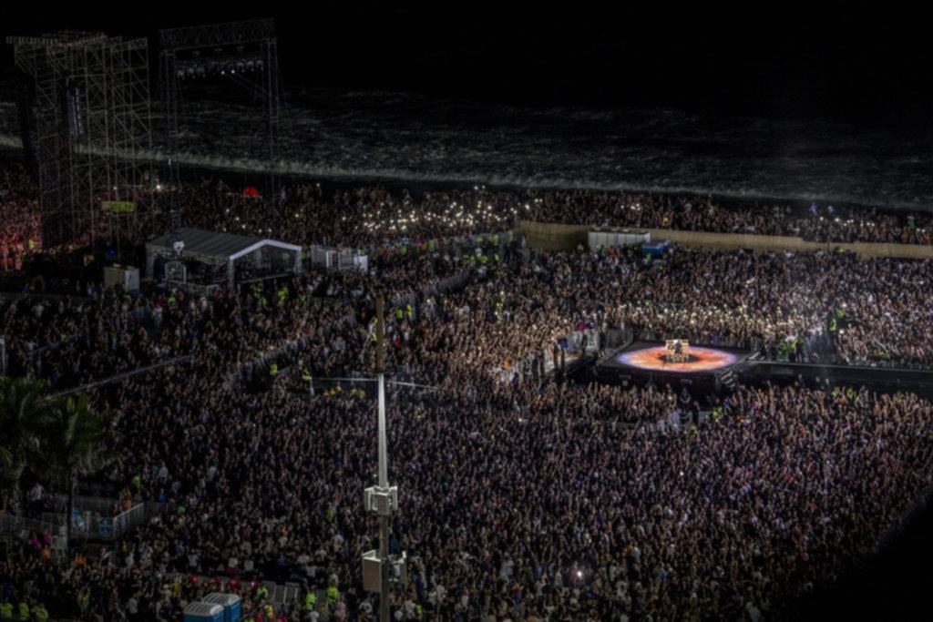 Frenan ataque con bombas contra los “monsters” de Lady Gaga en Copacabana