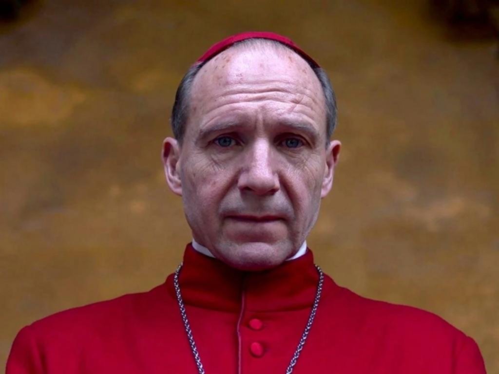 El actor de “Cónclave” confiesa “curiosidad” por elección del nuevo Papa