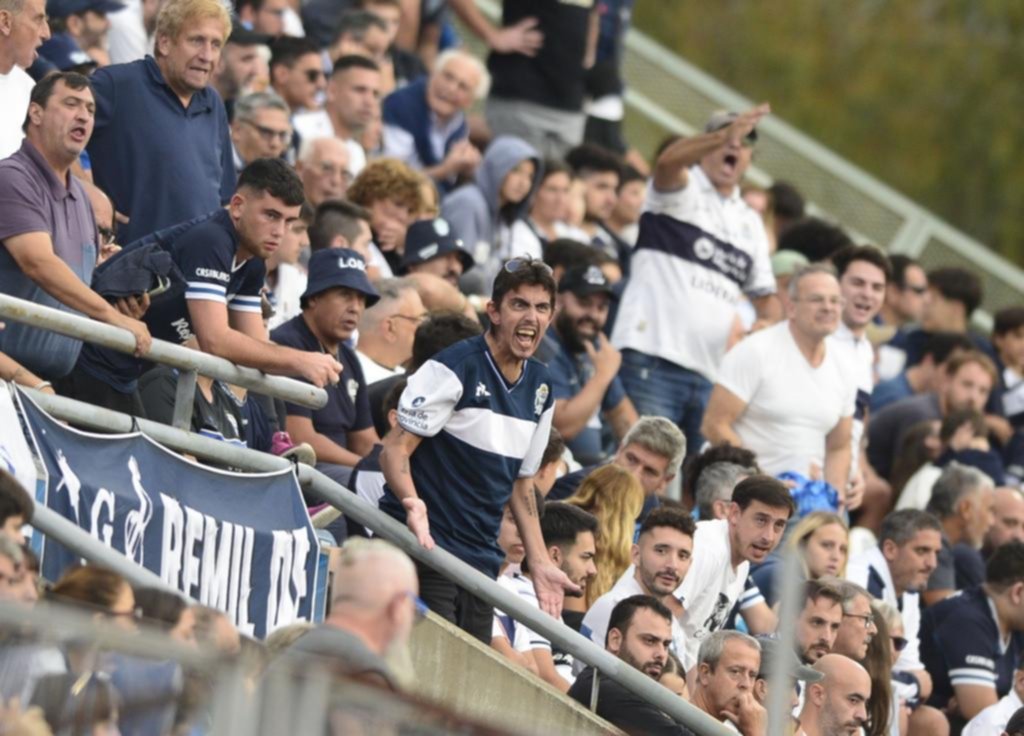 El triunfo no apagó la bronca de los hinchas: insultos en el final