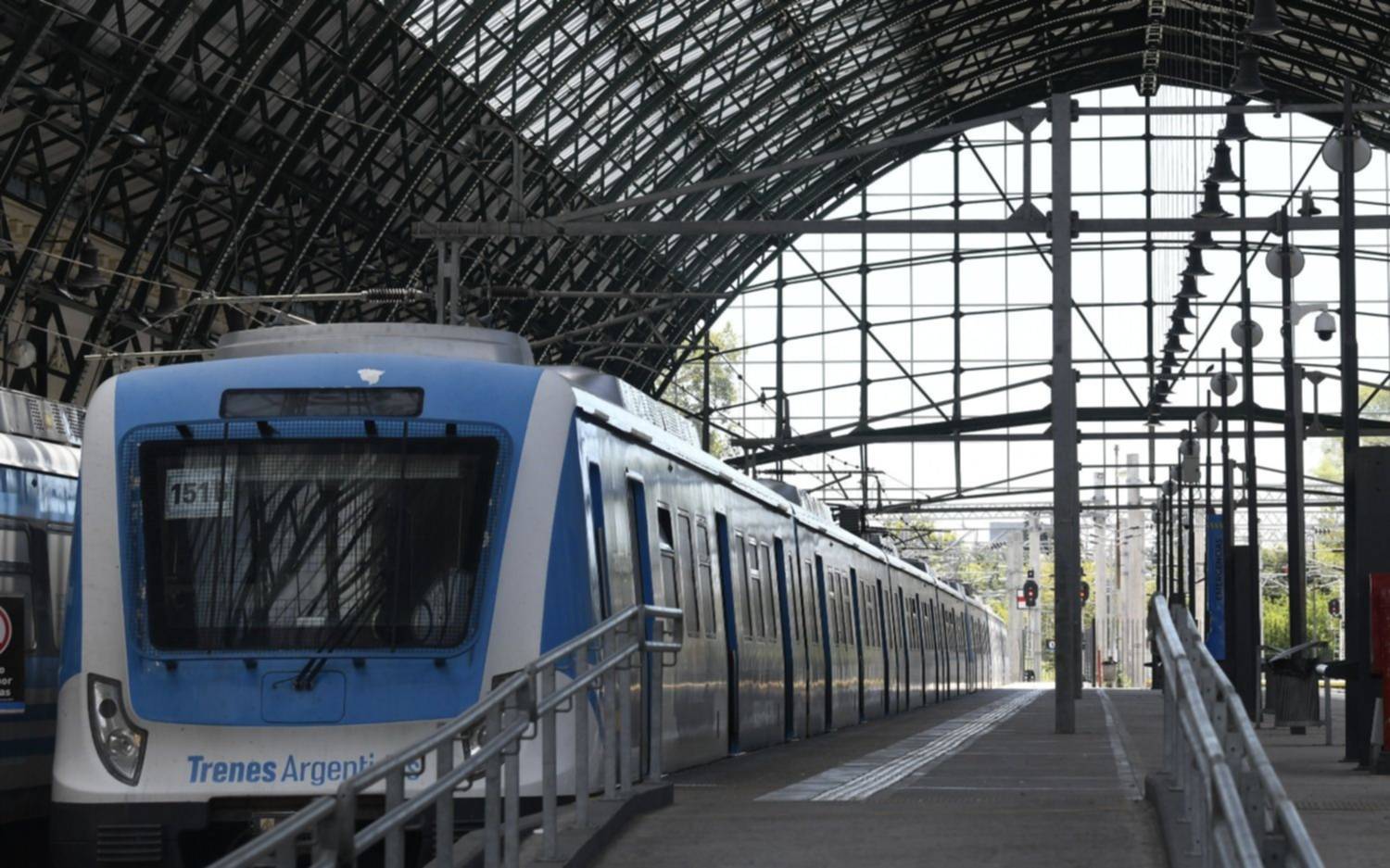 El Tren Roca empieza a llegar a La Plata pero no para en una estación