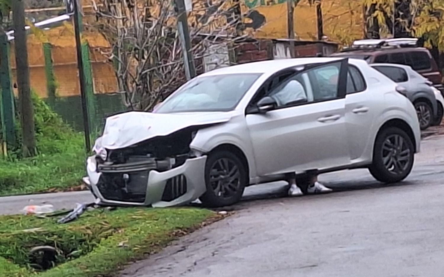 Impactante choque en City Bell: terminaron contra un poste