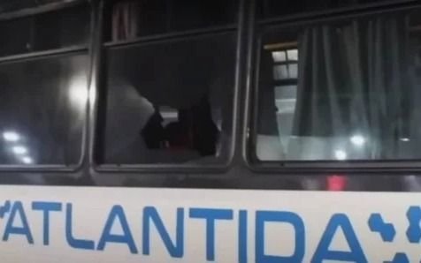 Atacaron varias unidades que no adhirieron al paro de colectivos