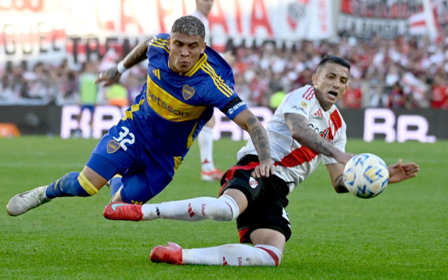 Ayrton Costa se quedaría sin Mundial de Clubes con Boca por dos causas judiciales 