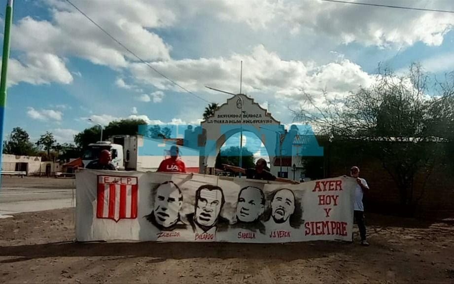 EL DIA en Chile.- Los hinchas de Estudiantes ya viven la previa del partido clave ante la "U" por Copa Libertadores