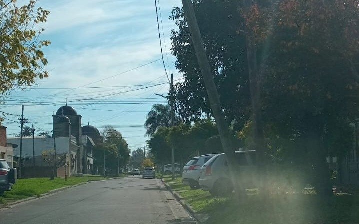 Poste a punto de caerse en Villa Elvira
