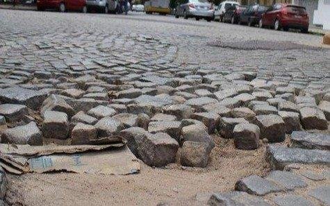 Sigue la polémica por los adoquines en el Centro