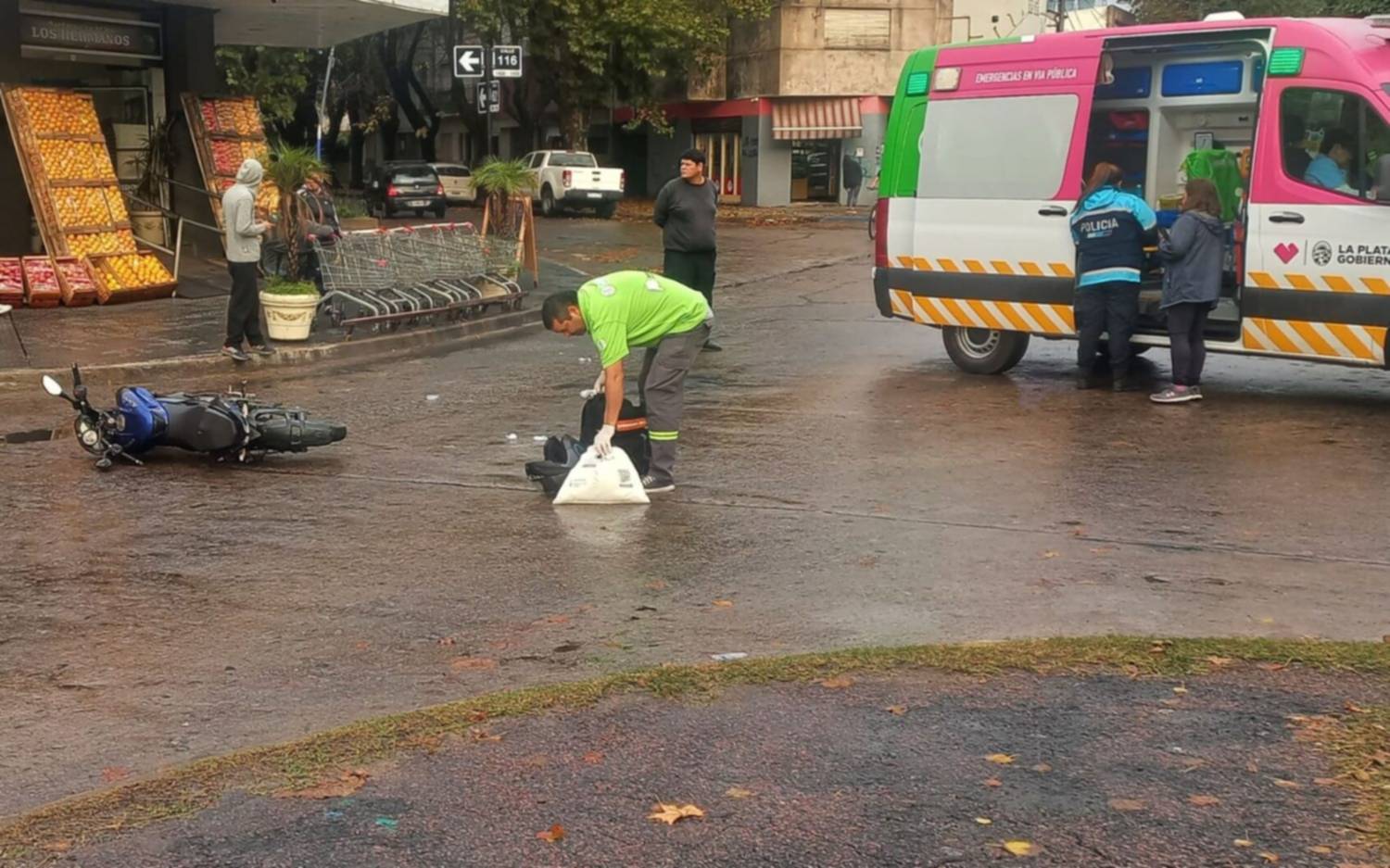 Choque y fuga en La Plata: un motociclista voló por el aire y se salvó en Diagonal 79