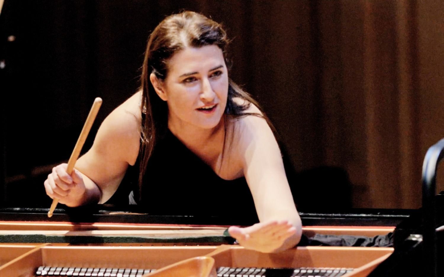 Un piano con historia: Lucía Caruso hace música transclásica a partir de la luz y el viento