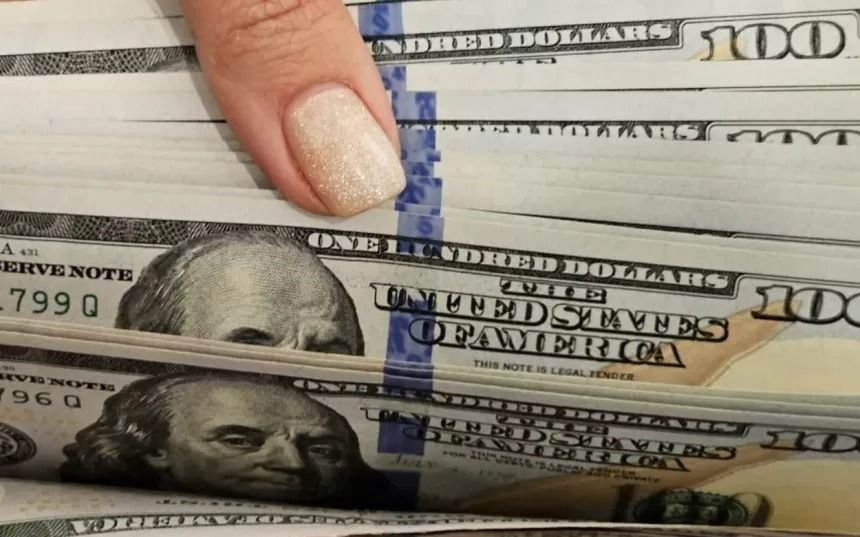 La mayor caída desde que se liberó el cepo: se desplomó el dólar oficial y cerró a $ 1.160