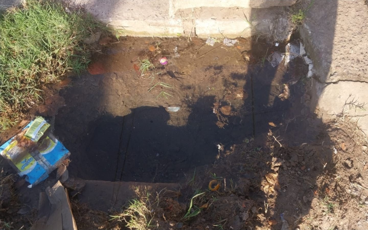 Dos meses esperando el arreglo de una pérdida de agua en Los Hornos