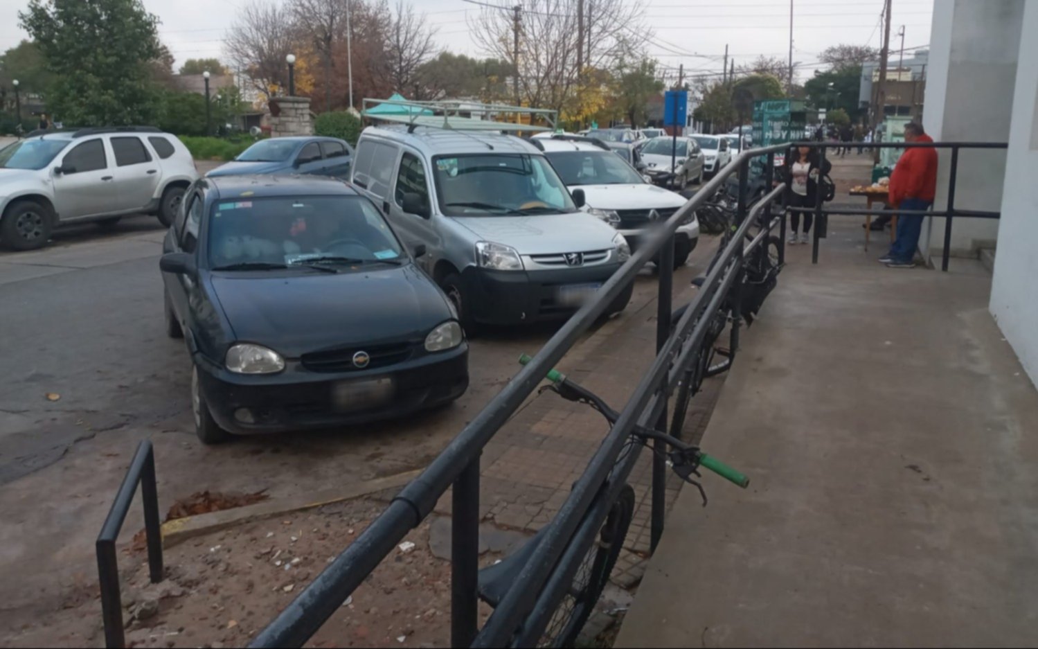 Estacioná donde quieras: tiene discapacidad, fue al hospital y tuvo que estacionar a dos cuadras porque le tapan la subida