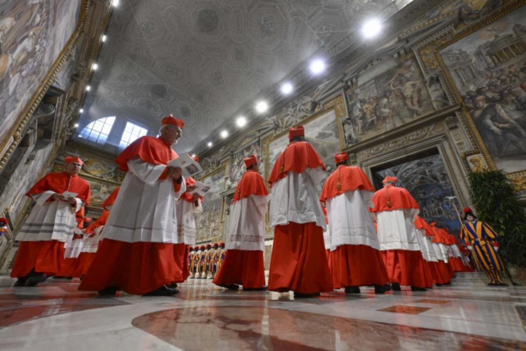 Viaje, hospedaje, comida: los millonarios costos de una elección papal
