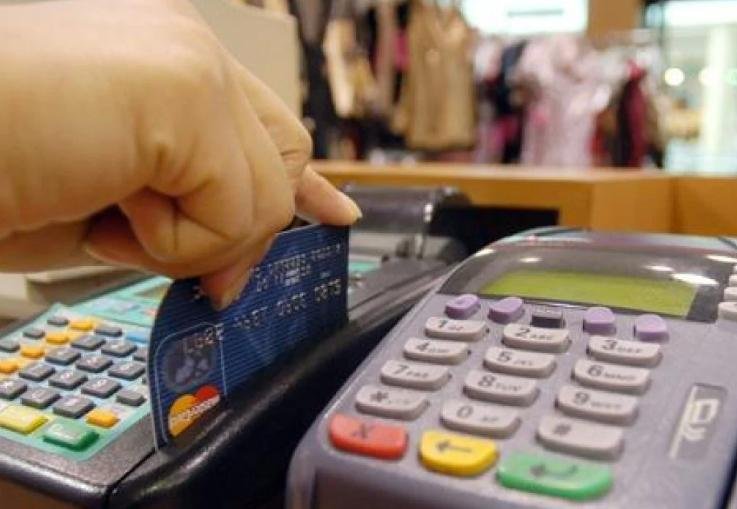 Si la tarjeta queda en off side: del reclamo a la gambeta de los punitorios