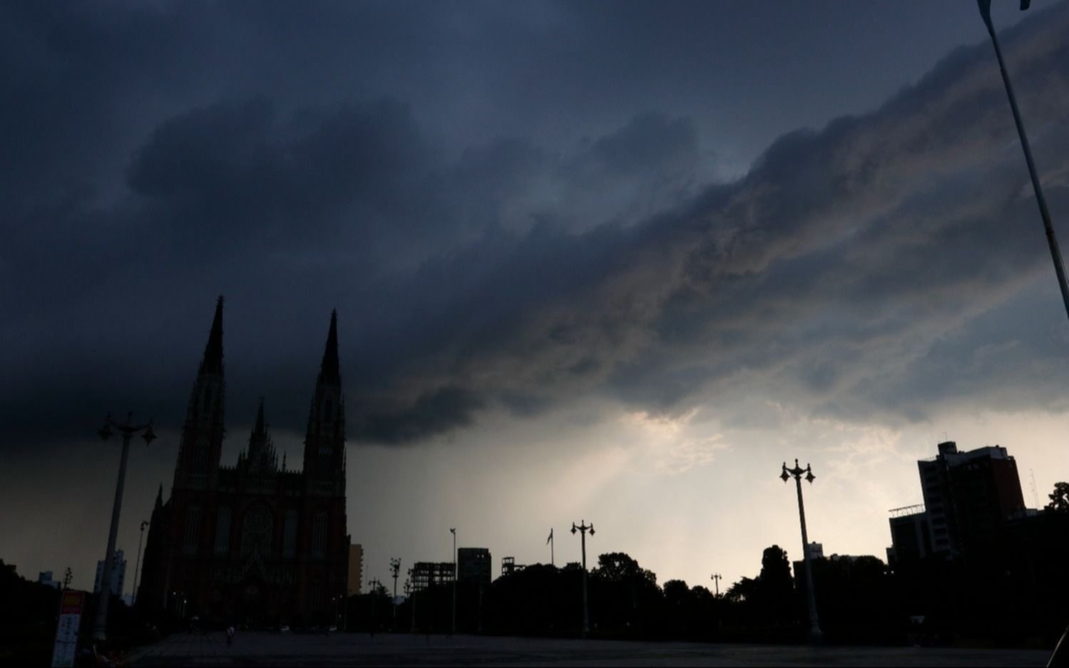 El SMN cambió el pronóstico de este jueves para La Plata: se alejan las fuertes tormentas