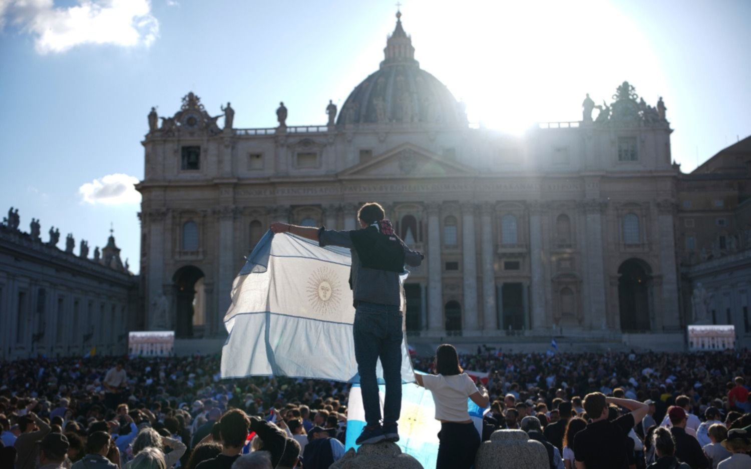 La fumata blanca despertó el júbilo de la multitud en la Plaza de San Pedro