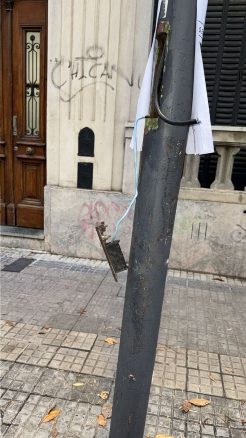 Un peligro: columna de alumbrado con cables pelados a la vista en el centro de La Plata
