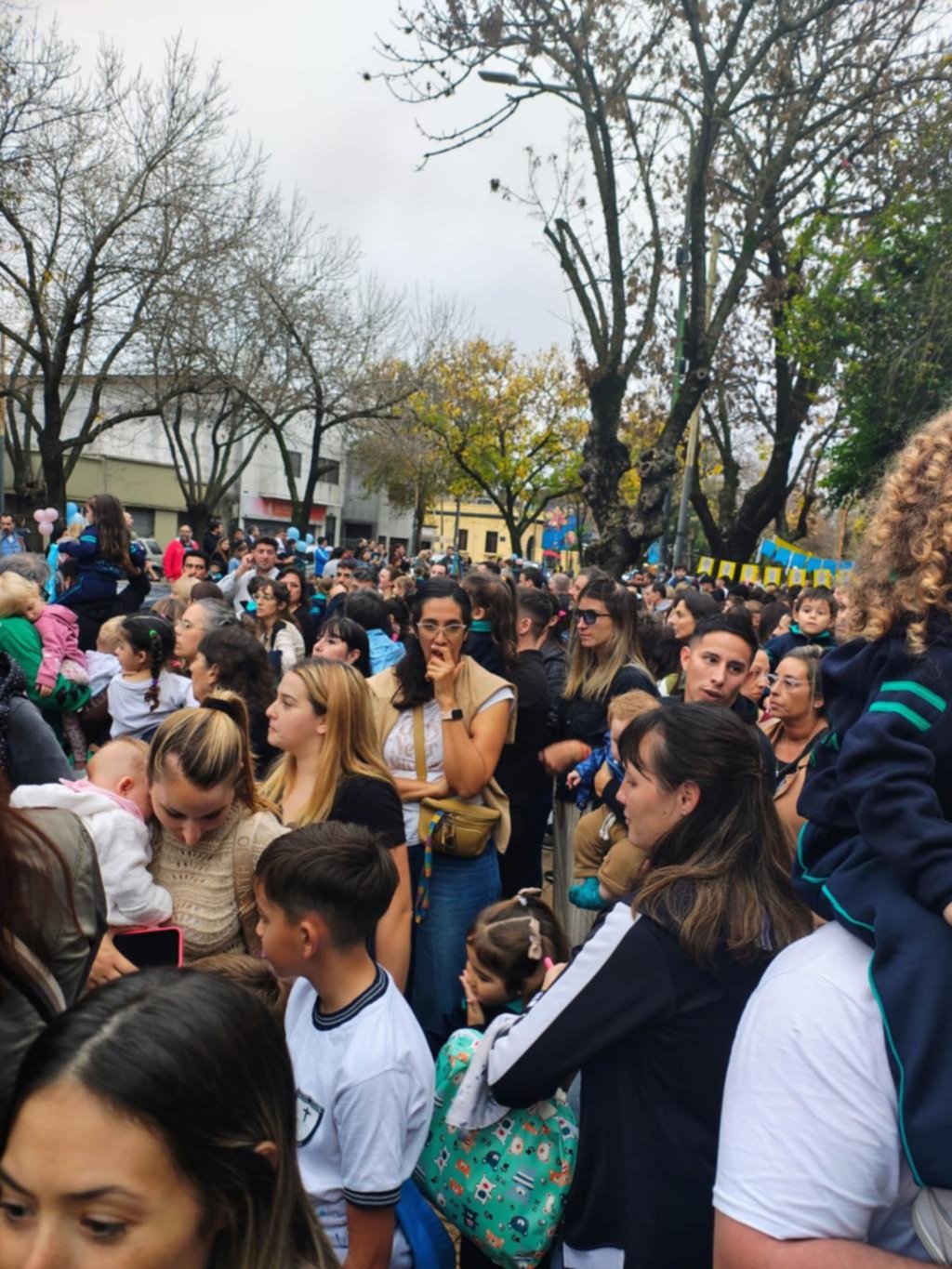 Procesión en un barrio por “Nuestra Señora de Luján”