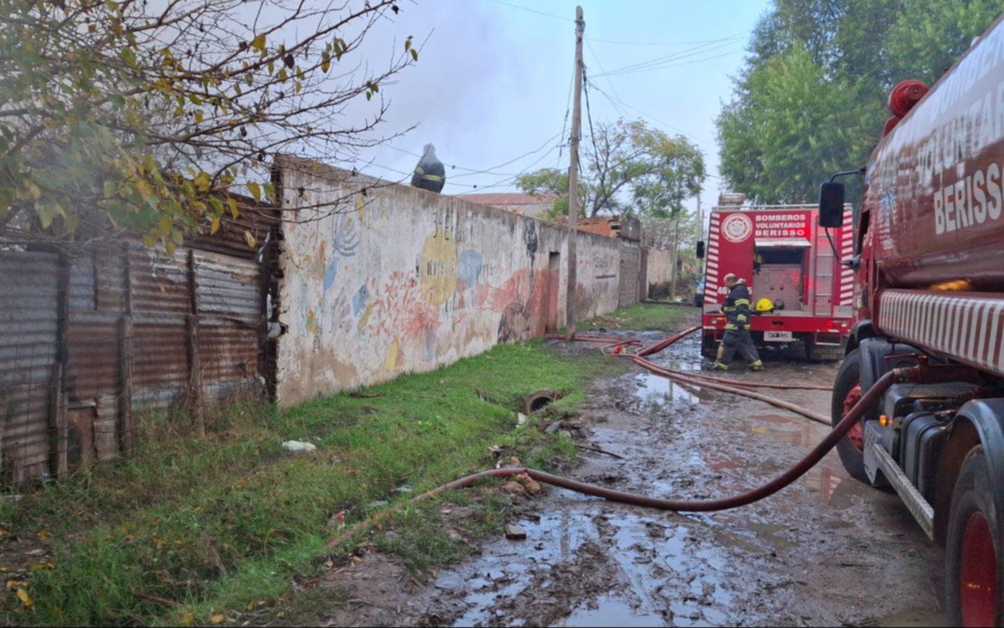 Susto y tensión por incendio en un aserradero de Berisso: trabajaron 6 dotaciones de bomberos
