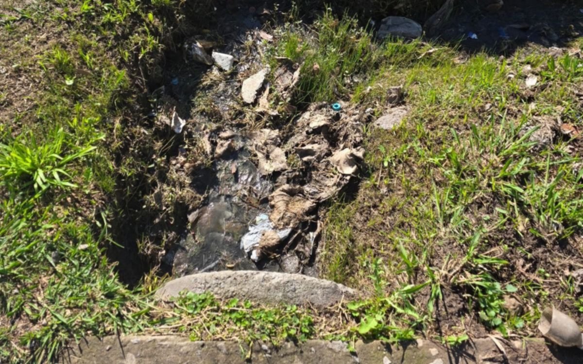 Problemas con los desagües en San Carlos: "Tuvimos que pagar y los problemas siguen" 