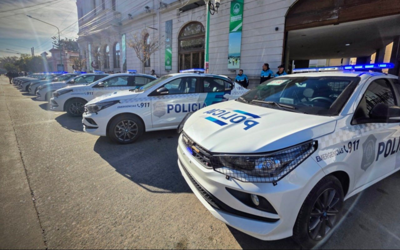 Kicillof entregó 10 camionetas y 6 motos nuevas para reforzar la seguridad en Ensenada