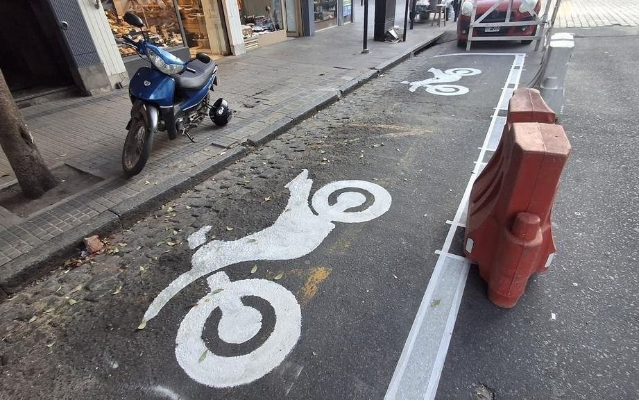 "Apercibimiento": en La Plata ya aplican la oblea naranja de advertencia a los autos que estacionan en lugares asignados para las motos