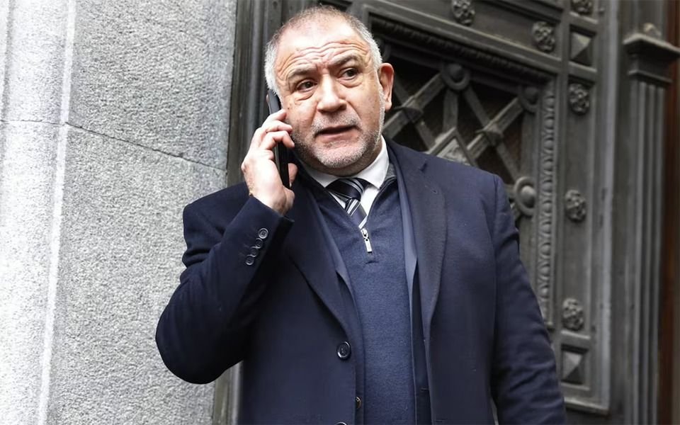 Robo en vivo a Luis Juez: motochorro lo asaltó y le sacaron el celular mientras daba una entrevista
