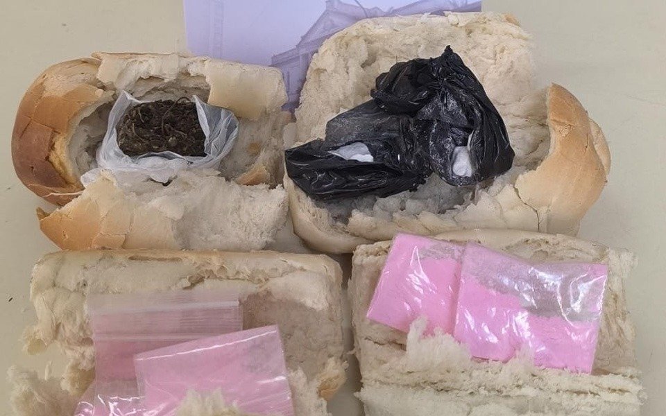 En una cárcel de La Plata, dos jóvenes fueron demorados por querer entrar panes con tusi, cocaína y marihuana