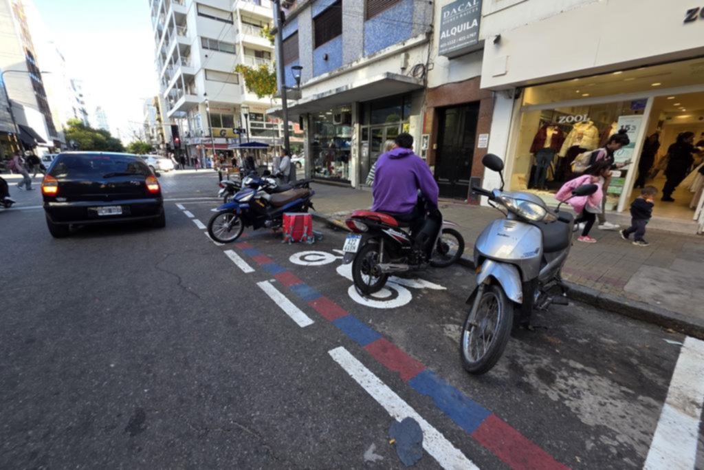 Autos en “aviso” por los espacios para las motos