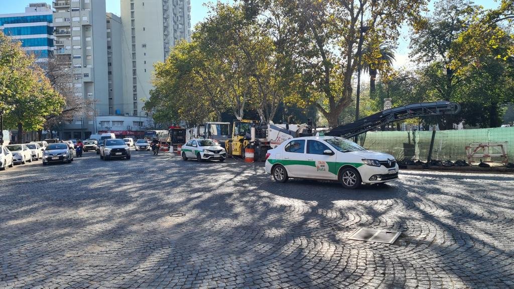 Ya está en marcha el asfaltado de adoquines
