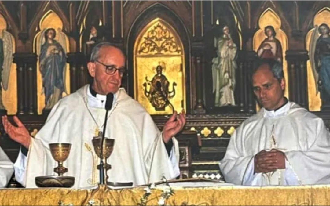 La histórica foto de los dos Papas: hace 20 años celebraban misa juntos en una iglesia de Recoleta