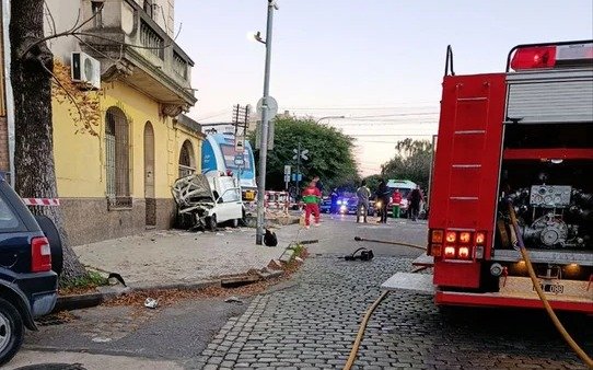 El tren Sarmiento arrolló a una camioneta: un muerto y un herido grave