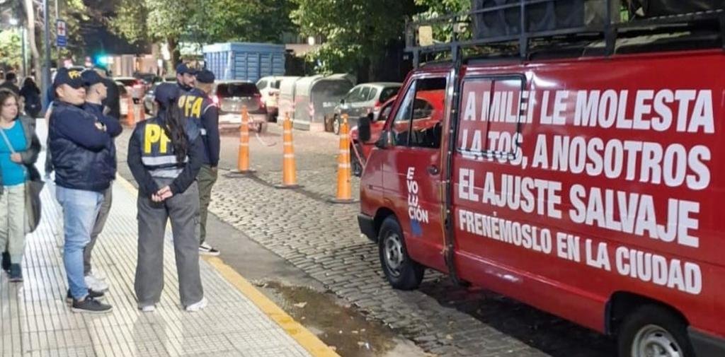 Toses, denuncia y policías en la campaña porteña