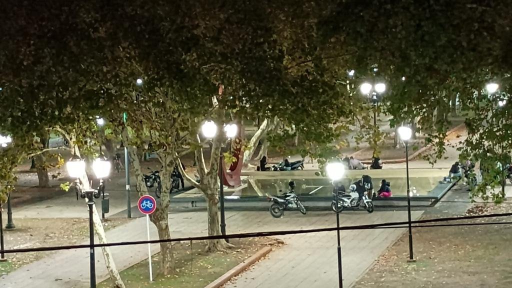 El martirio de las noches y madrugadas por las motos en Plaza Malvinas