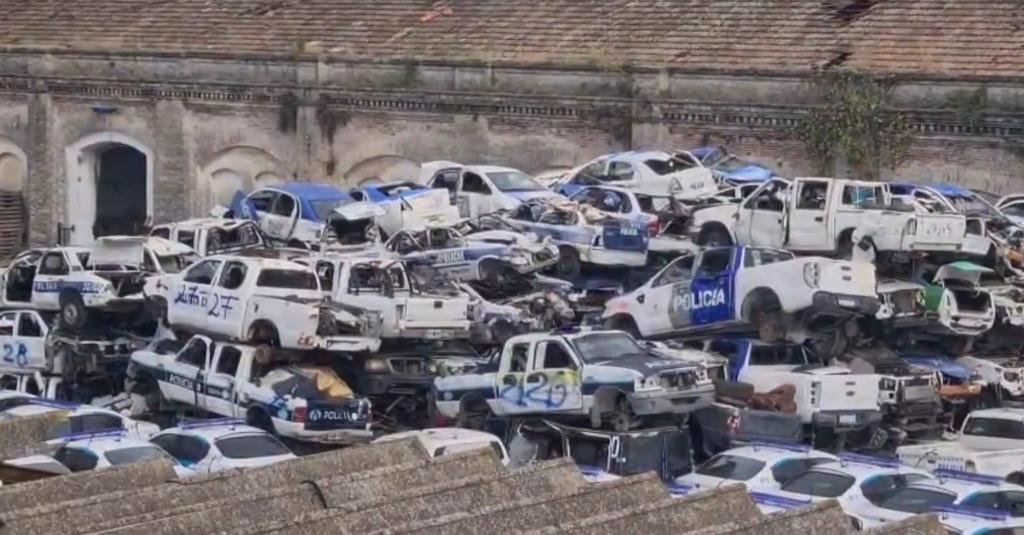 El “cementerio” de móviles en un predio de Tolosa que genera malestar