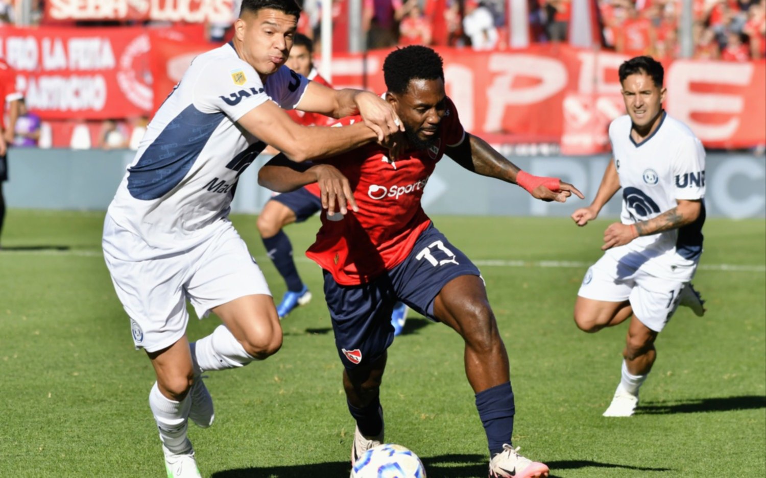 Independiente ganó y espera por Boca en el Torneo Apertura