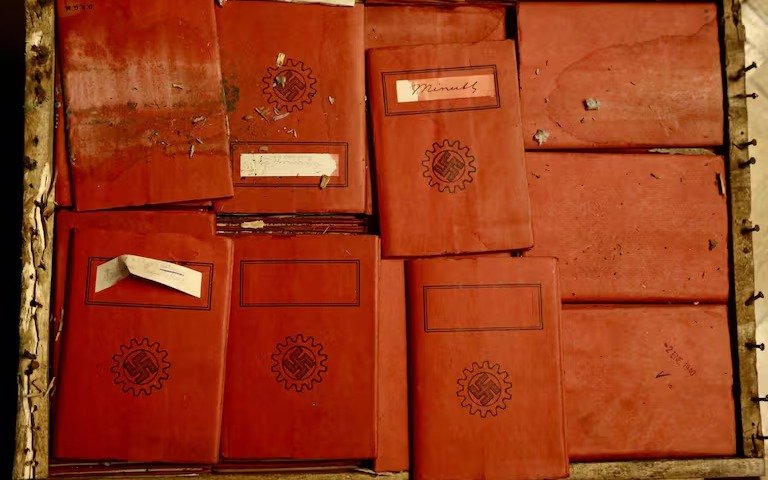 Conmoción mundial: descubrieron en un subsuelo de Tribunales centenares de documentos nazis