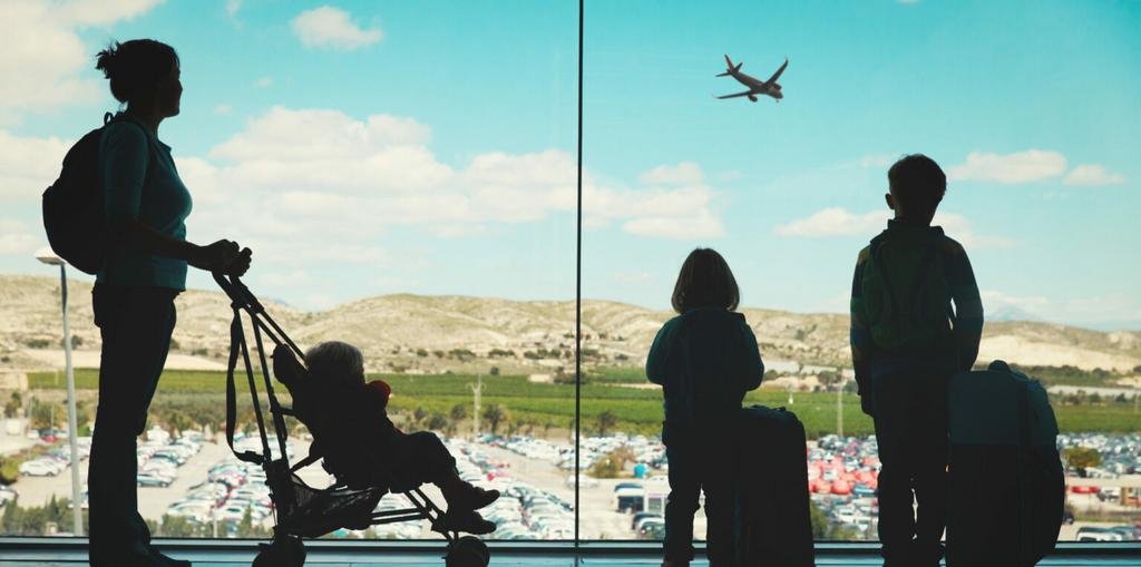 Viajes con chicos al exterior: agilizan el trámite para permitir su salida