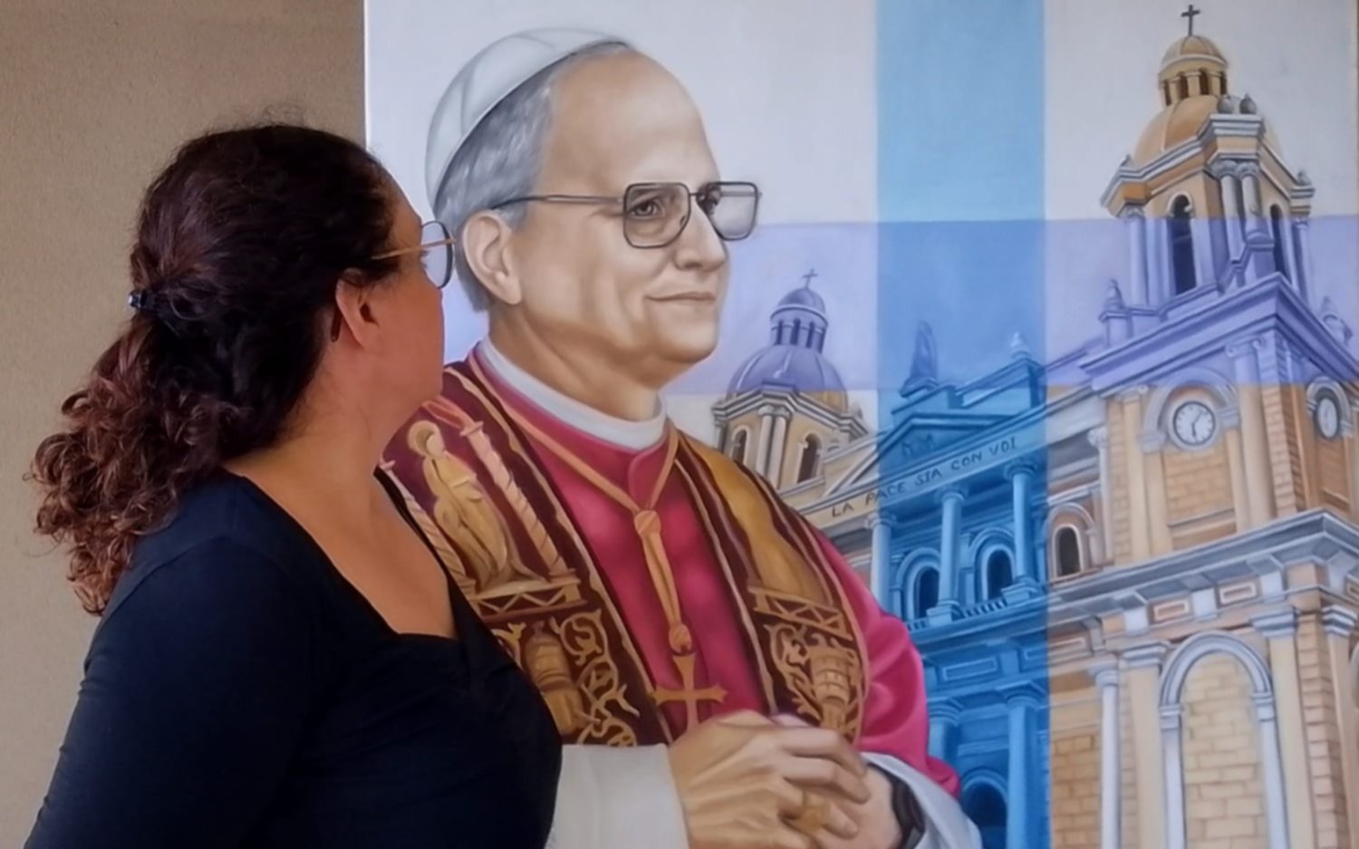 El primer retrato del papa León XIV es argentino: la artista es de La Plata