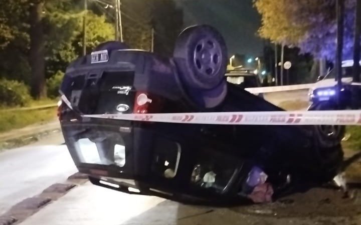 La Plata: una mujer y sus dos hijos resultaron heridos tras el vuelco de su camioneta 