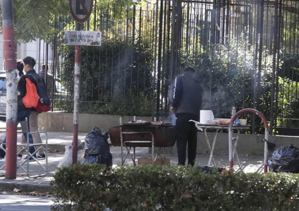 La parrilla callejera, un fenómeno que se extiende por los barrios de La Plata: ¿peligro para la salud?