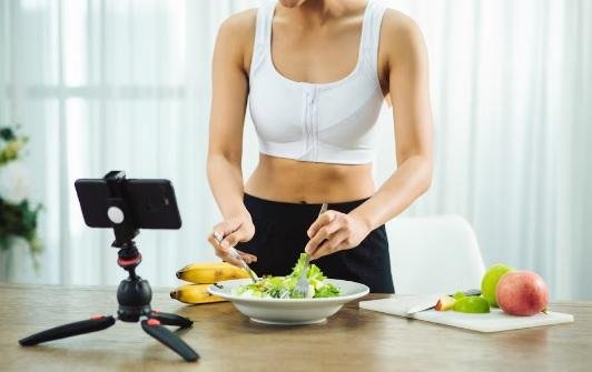 Influencers: apuntan contra los “gurúes” de la nutrición