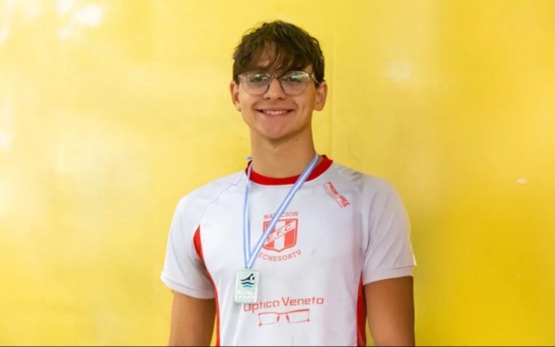 Nadador de 17 años pelea por su vida tras chocar su cabeza contra otro competidor: "No volverá a caminar"