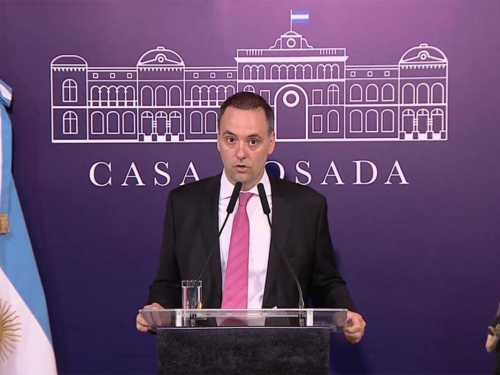 Un clásico: un candidato y funcionario que hace anuncios todos los días