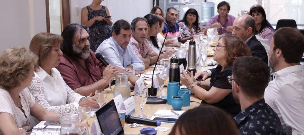 Provincia mejora la oferta pero será en dos cuotas: día clave por la paritaria bonaerense