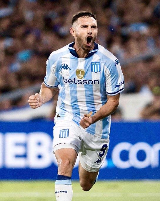 Racing mostró todo su poderío y accedió a Octavos