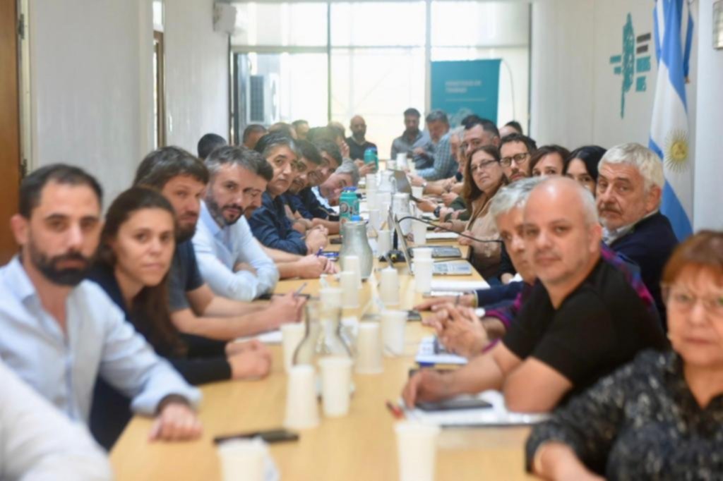 Los estatales acordaron una suba salarial del 10%, en dos cuotas: los docentes definen en plenario
