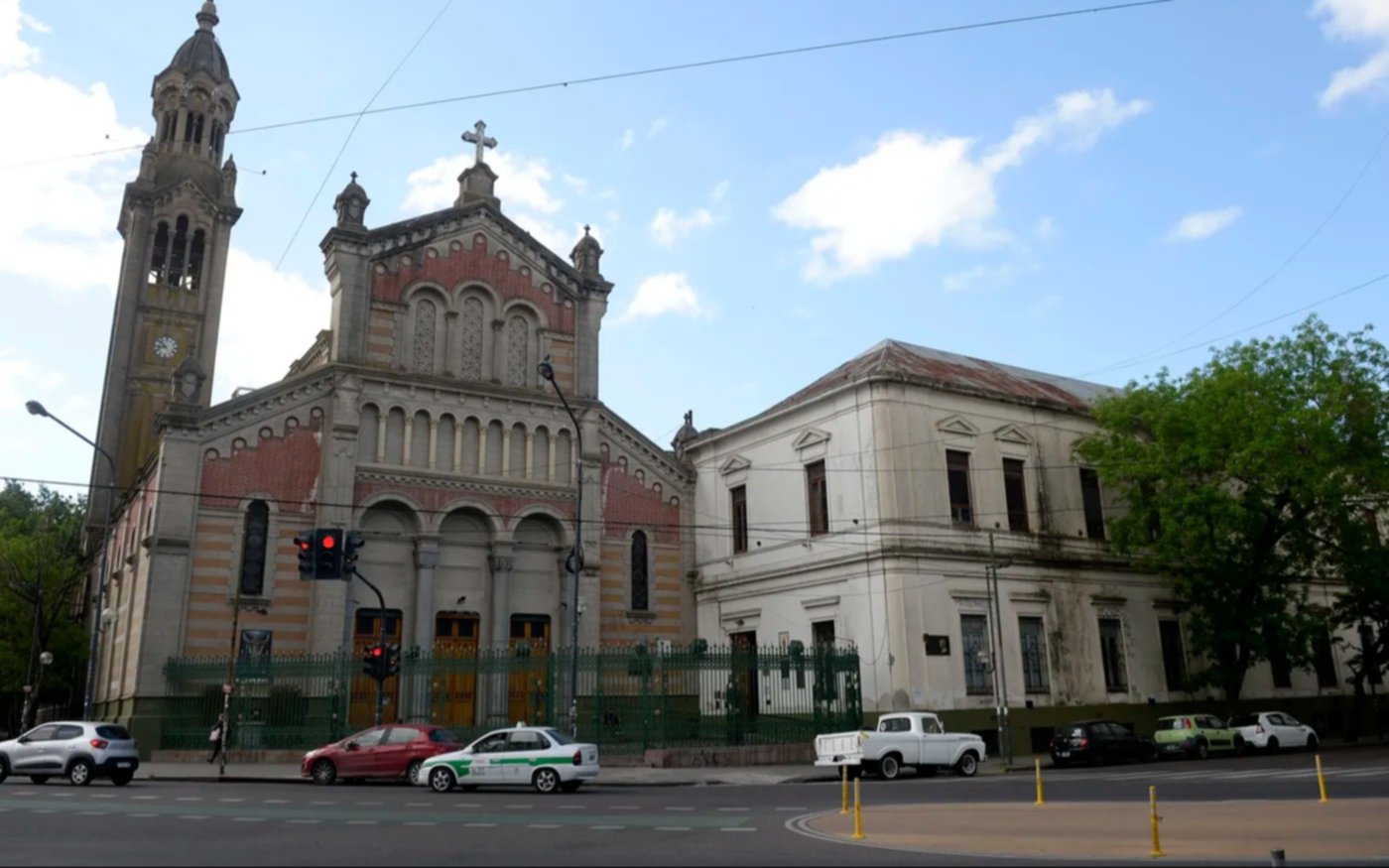 Otro caso de violencia escolar en La Plata: denuncian que un alumno amenazó con un vidrio cortado a compañeros del Sagrado Corazón
