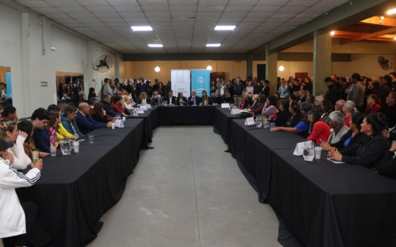 Hernández conformó su "junta comunal" en medio de anuncio de obras y se suma a otras localidades